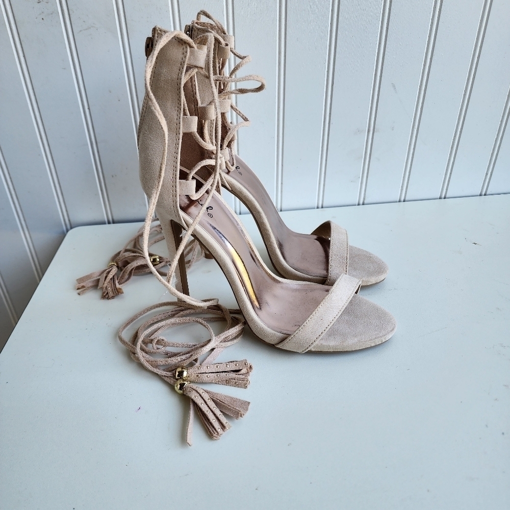 Qupid GLEE-255 Nude Beige Faux Suede Lace Up Sandal with Tassels  Sz 7